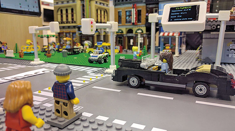 Una representación de una ciudad inteligente hecha con Lego, que gestiona la información mediante el uso intensivo de las TICs. / FOTO_ELVIRA VILA