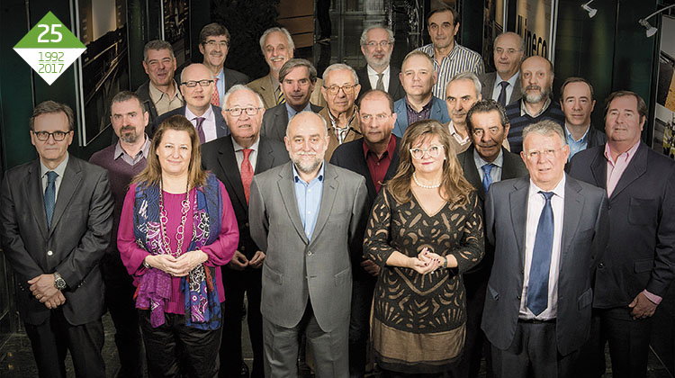 FOTO DE FAMILIA. Un grupo de ingenieros y técnicos de Ineco trabajaron en hacer realidad la alta velocidad en los años ochenta y noventa. En la imagen, gran parte de ellos en la entrada de las oficinas centrales de Ineco, en Madrid. / FOTO_ELVIRA VILA