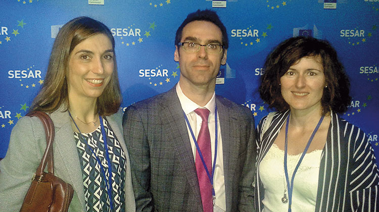 PRESENTACIÓN DE LOS PROYECTOS. Los ingenieros aeronáuticos Ester Martín, José Manuel Rísquez y Laura Serrano, de izquierda a derecha, asistieron por parte de Ineco y en representación de ENAIRE, el pasado día 30 de junio al SESAR Showcase evento celebrado en Ámsterdam en el que se presentaron las 63 soluciones desarrolladas.